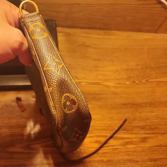 Louis Vuitton Monogram Mini Pochette - Brown and Gold Signature - Picture 6 of 7
